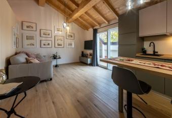 Bright Hall apartment Reggio Emilia Centro Storico has Balcony rooms