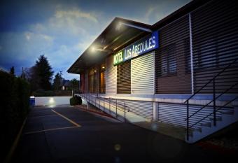 Motel Los Abedules allows 18 year olds to book a room