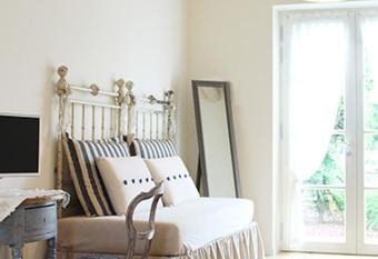 Tenuta Agriturismo La Borina has rooms with a private hot tub