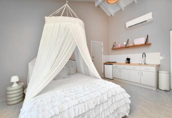 Moderne studio Sun dichtbij de zee met zwembad has Balcony rooms