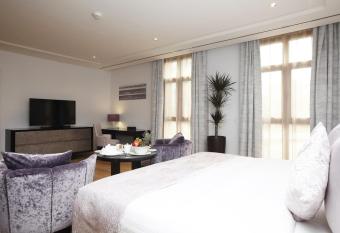 Vivienda Hotel Villas Granada has rooms with a private hot tub