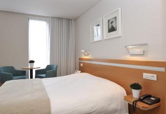 Business By Parkhotel -ANNEX- allows 18 year olds to book a room