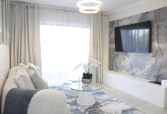 Stunning 2 bed Apartment near Monte Casino has Balcony rooms