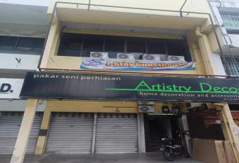 OYO 91085 J Stay Guesthouse allows 18 year olds to book a room