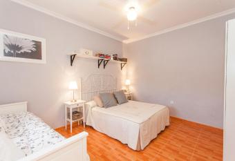 Apartamento Centro Jerez Carb  n allows 18 year olds to book a room