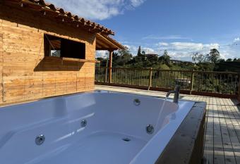 La Caba  a de Blue has rooms with a private hot tub