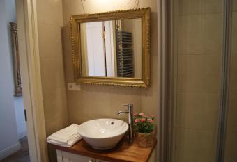 Apartment Castle Square z widokiem na Plac Zamkowy i Zamek Kr  lewski has Balcony rooms