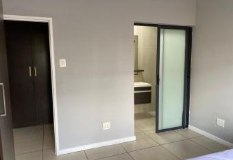 3-bedroom Gateway on Broadacres has rooms with a private hot tub