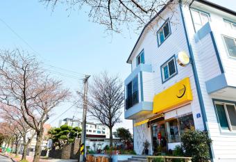 Ganderak Guesthouse has Balcony rooms