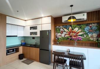 Sora House 7 - Vinhomes Ocean Park has rooms with a private hot tub