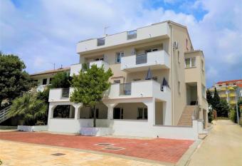Villa Gaj has Balcony rooms