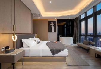 Yunmu International Hotel Chongqing Jiefangbei Pedestrian Street Branch has rooms with a private hot tub