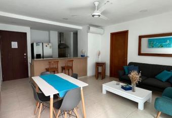 moderno apartamento con salida al mar has rooms with a private hot tub