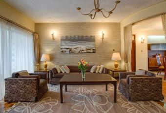 Mimosa Court Apartments has rooms with a private hot tub