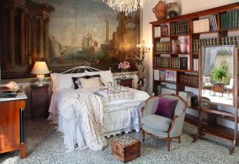 Arnaboldi Palace has rooms with a private hot tub