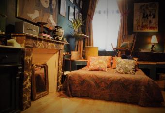 La Galerie-g  te allows 18 year olds to book a room