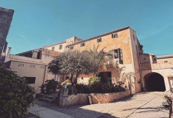 Casa Mona Turismo de Interior allows 18 year olds to book a room