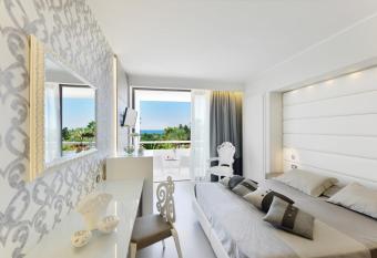 Mec Paestum Hotel has rooms with a private hot tub