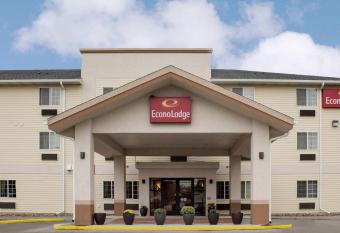 Comfort Inn Yankton Sd has rooms with a private hot tub