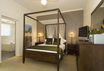 Plantation House at Whitecliffs Bed and Breakfast has rooms with a private hot tub