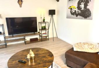3-Zimmer Apartment in Magdeburg, ruhig und stilvoll allows 18 year olds to book a room