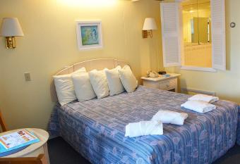 Beau Rivage Motel has rooms with a private hot tub