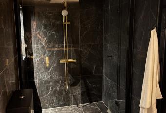 Studio 54, central l  genhet i toppskick allows 18 year olds to book a room