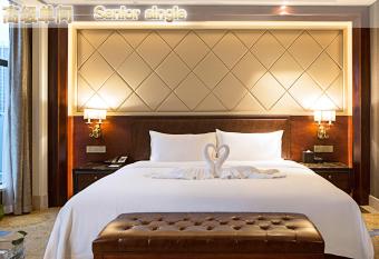 Chengdu Jin Yun Hotel has rooms with a private hot tub