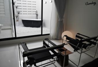 Dear Sunday Hometel Bangkok has rooms with a private hot tub