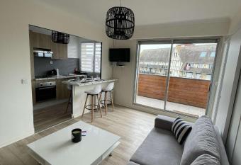 AZUR Bel appartement c  t   mer ! has Balcony rooms