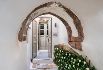 450 Years Castle House Jacuzzi has rooms with a private hot tub