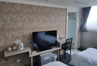HengChang Business Hotel allows 18 year olds to book a room