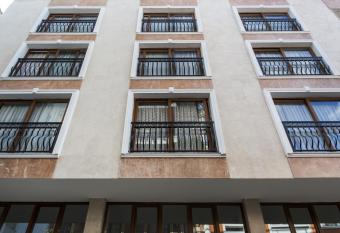 City Hotel allows 18 year olds to book a room