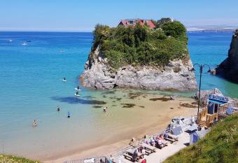 OYO Minerva Guesthouse has Balcony rooms