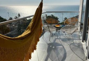 Playa Salguero Santa Marta has rooms with a private hot tub