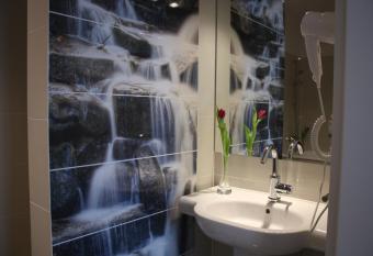 Dw  r Maria Antonina has rooms with a private hot tub