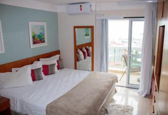 Royal Urban Maca   Hotel allows 18 year olds to book a room