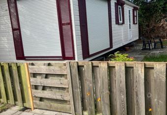 Net achter de dijk 125 allows 18 year olds to book a room