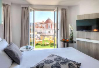 Ibis Styles Nice Centre Gare allows 18 year olds to book a room