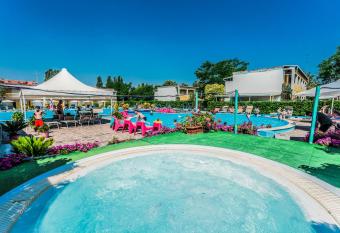 Blu Marlin Residence con piscina allows 18 year olds to book a room