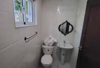 Santuario Tropical has rooms with a private hot tub