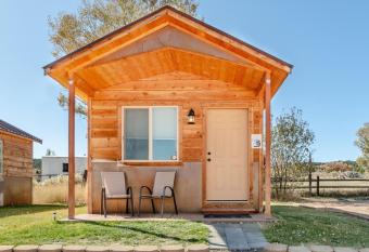 Mountain Ridge Cabins & Lodging Between Bryce and Zion National Park has Balcony rooms