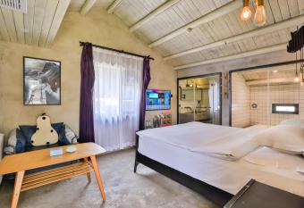 Hangzhou Qinghuan Homestay has Balcony rooms