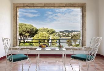 Hostal de la Gavina GL - The Leading Hotels of the World has rooms with a private hot tub