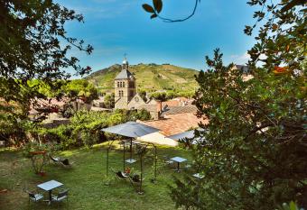 H  tel de la Villeon has Balcony rooms