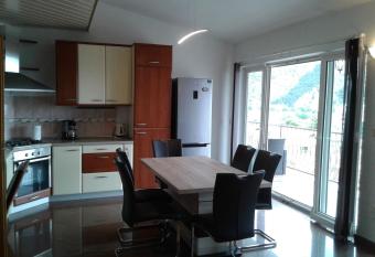 Apartment Nevena has rooms with a private hot tub