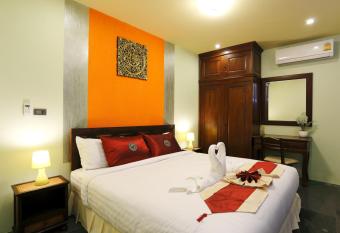 Sudee Villa has rooms with a private hot tub