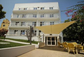 Hostel Floridita Adults Only allows 18 year olds to book a room