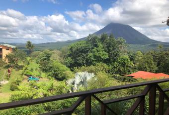 Arenal Garden Lodge has rooms with a private hot tub