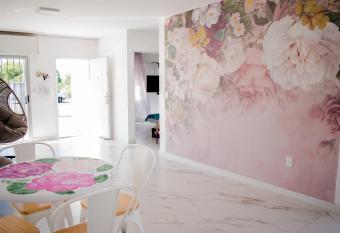 villa Cristalina has rooms with a private hot tub